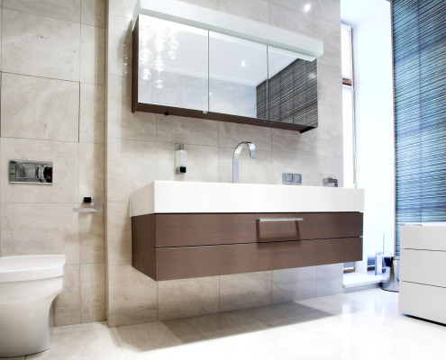 Bathroom with Mirror and pan